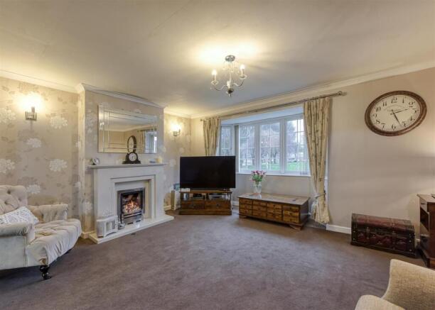 41 Bantock Gardens-lounge1.jpg