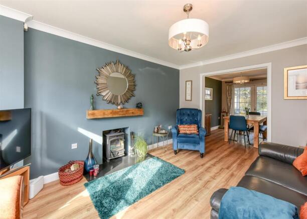3 Riverside Gardens-lounge1.jpg