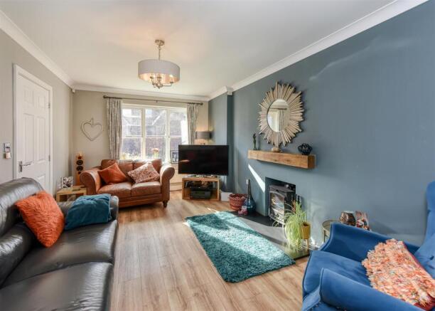 3 Riverside Gardens-lounge2.jpg