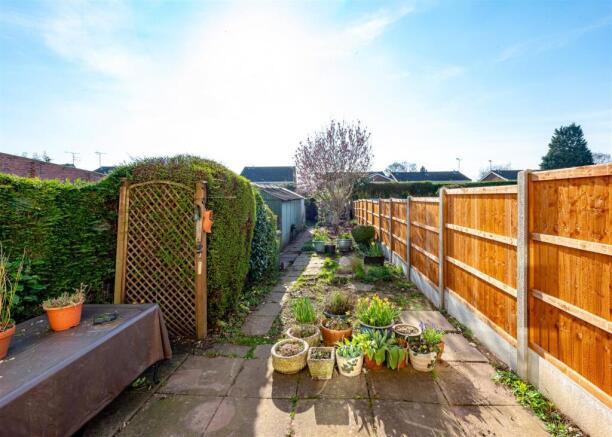 28 Hall End Lane-garden1.jpg