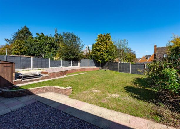8 Fox Close-garden.jpg