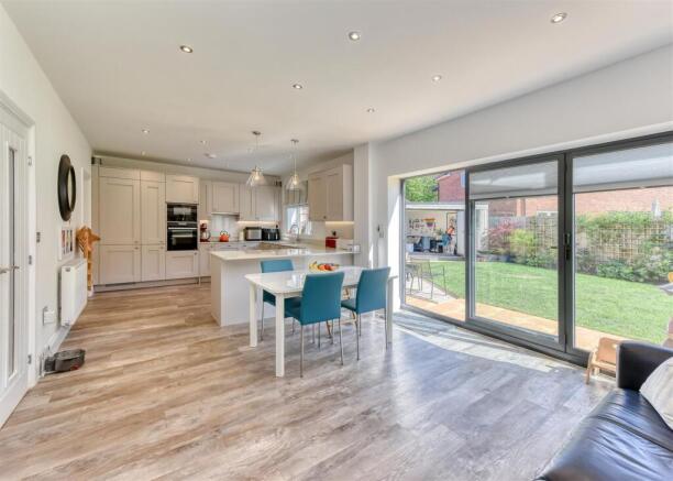 30 Anvil Close-kitchen1.jpg