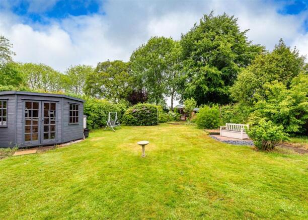 32 Highlands Road-garden.jpg