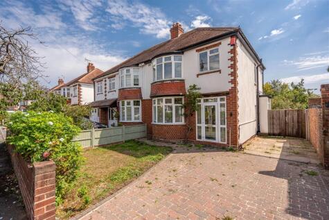 10 Fir Tree Road, Finchfield, Wolverhampton, WV3 8AN