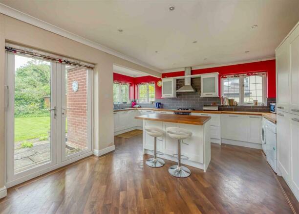 25 Meadow Road-Kitchen1.jpg