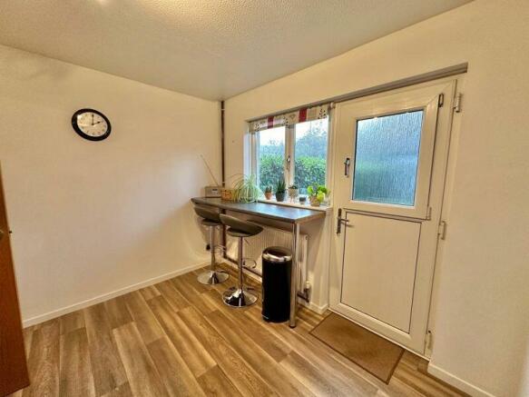 Kitchen with breakfast bar