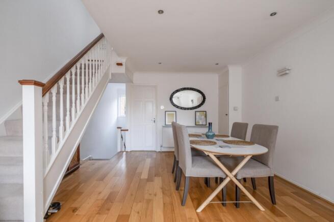 8-Balmoral-Close-...