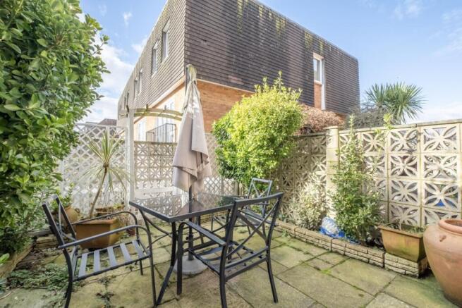 8-Balmoral-Close-...