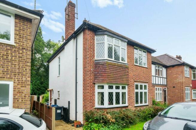 2 bedroom maisonette for sale in St Thomas Drive, Pinner, HA5