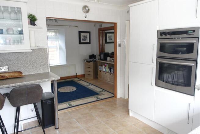 Kitchen 2.JPG