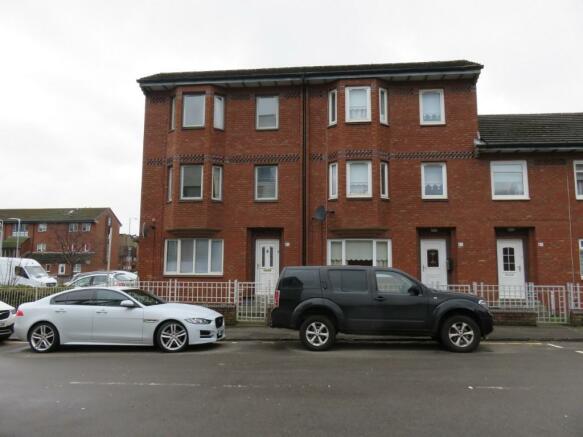 3 bedroom end of terrace house to rent Firhill