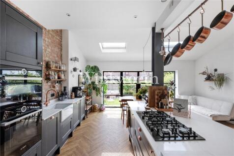 Hamilton Crescent, London, N13