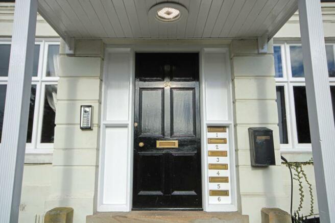 FRONT COMMUNAL ENTRANCE DOORWAY