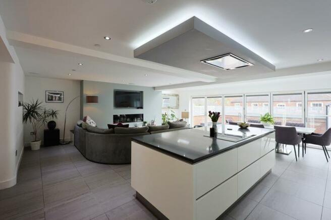 OPEN PLAN LIVING / KITCHEN / DINING