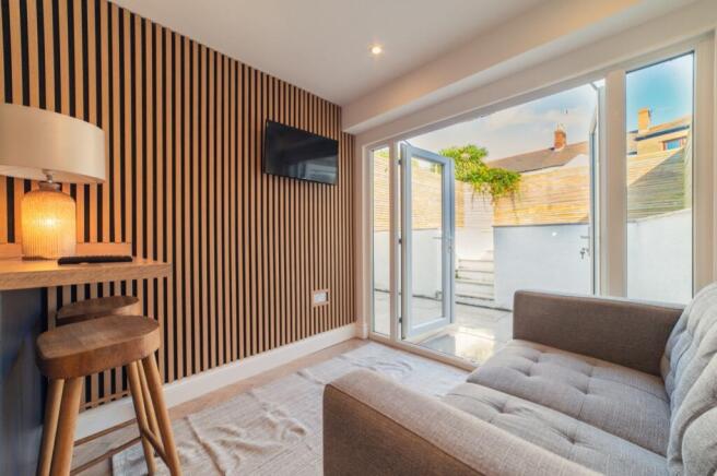 Lrg_Award-winning Media team on EVERY Listing_7 nu