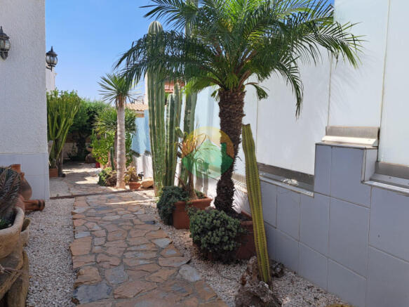 3 Bedroom Detached For Sale-ROB432-2