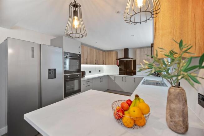 12 Wyvelle Crescent Kitchen 4.jpg