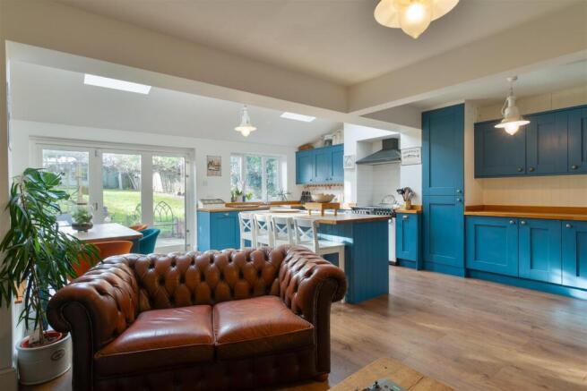 Kitchen dining area.jpg