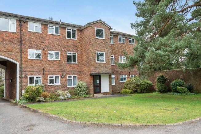 2 bedroom apartment for sale in Beacon Hill Court, Hindhead, Surrey, GU26