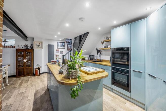 Flat 6 9 Cross O'Cliff Hill-13