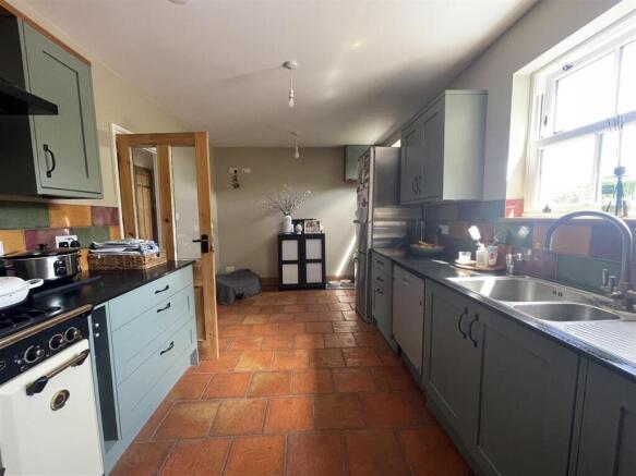 kitchen 2.jpg