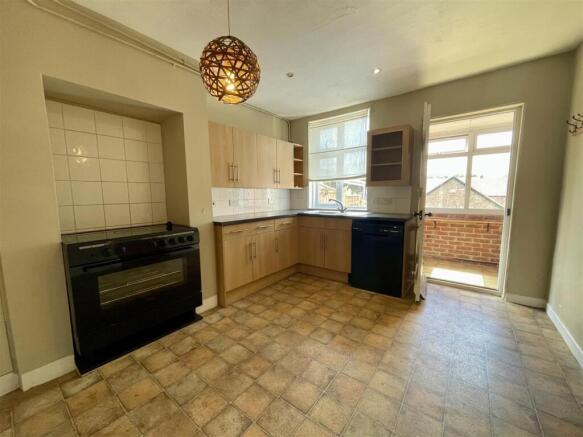 Kitchen 1.jpg