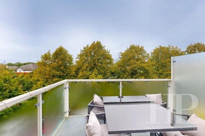 Lounge/dining/kitchen area