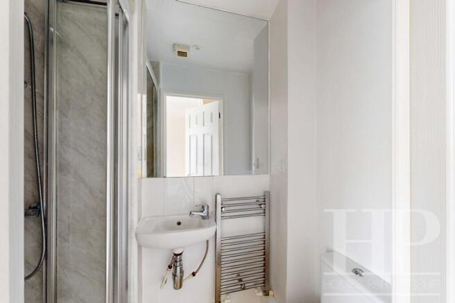 EN-SUITE SHOWER ROOM