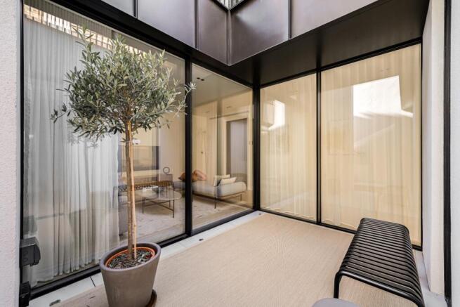 Flat 6, 8 Park Cr...