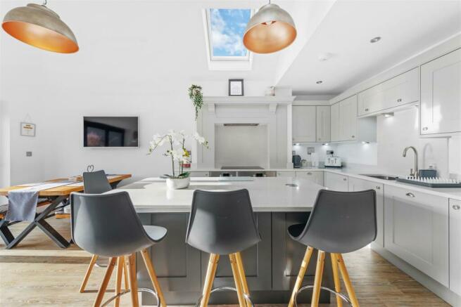 Kitchen / Dining Area