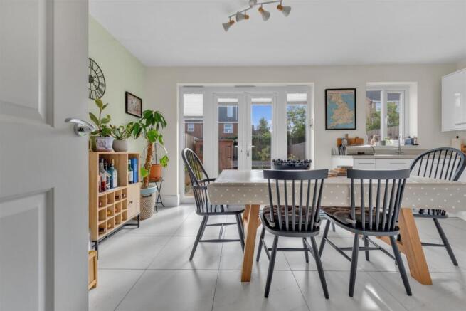 Kitchen/ Dining Room