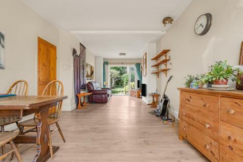 Strodes Crescent, STAINES-UPON-THAMES, TW18