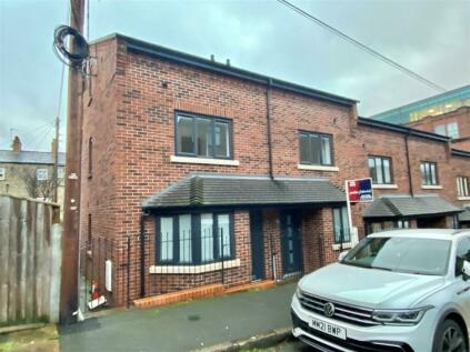 Macclesfield - 3 bedroom end of terrace house for sale