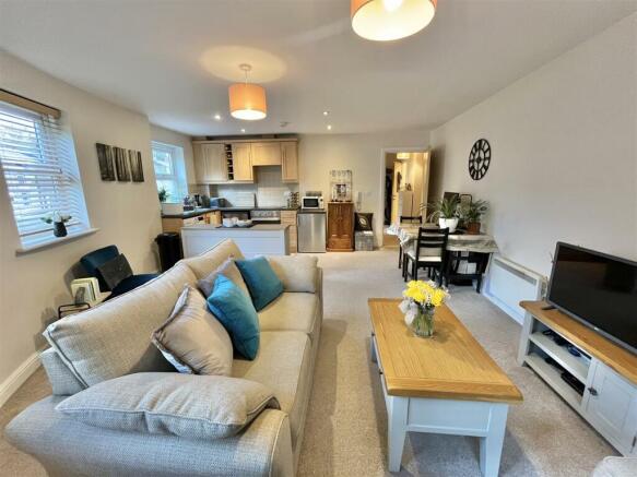 Open Plan Lounge & Kitchen
