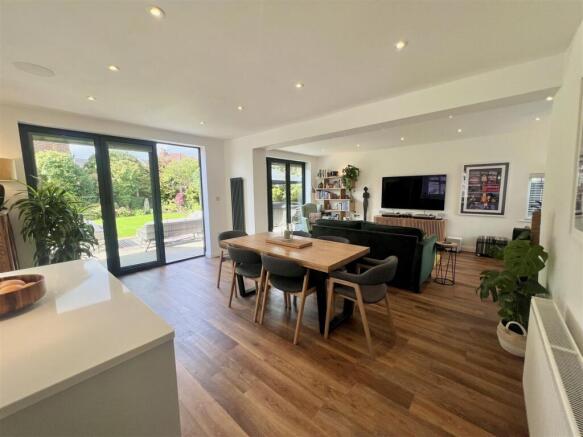 LIVING/DINING