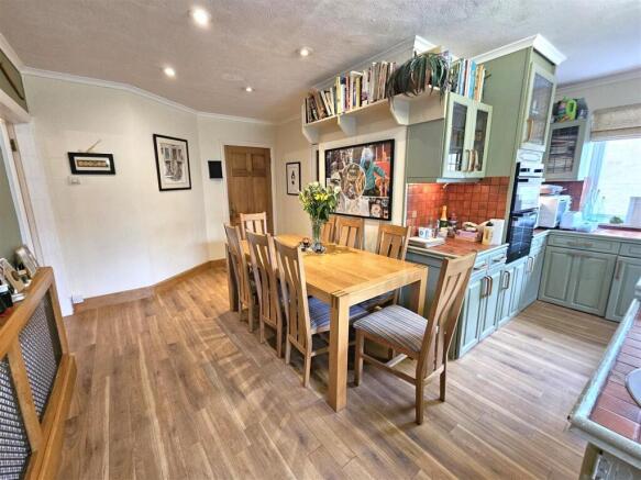Kitchen 2.jpg