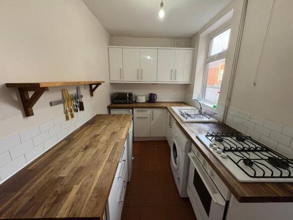 FITTED KITCHEN