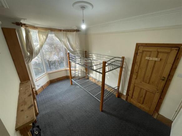 LOUNGE/BEDROOM