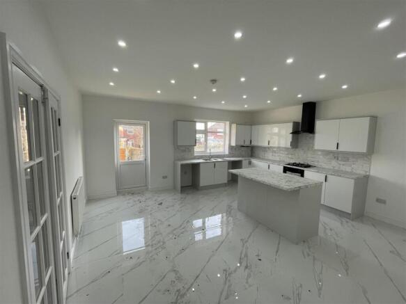 KITCHEN/FAMILY ROOM