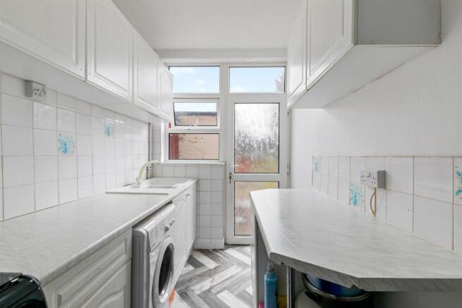 FITTED KITCHEN