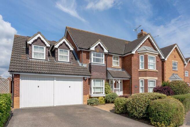 4 Bedroom Detached House For Sale In Elgar Way Horsham West Sussex Rh13 6rh Rh13