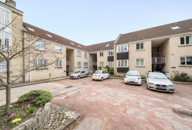 Parking & Courtyard