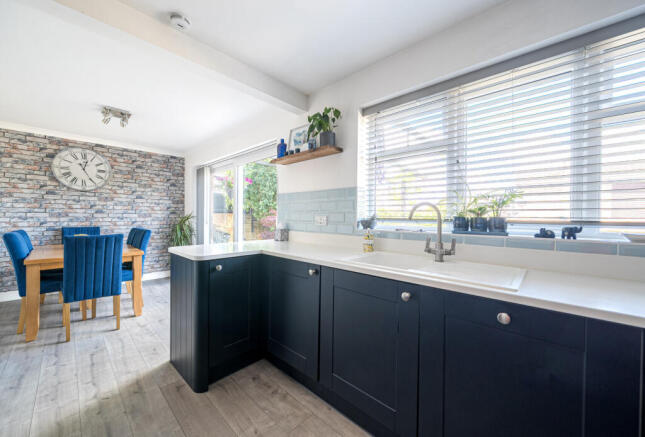 1320905-6-686e53f...