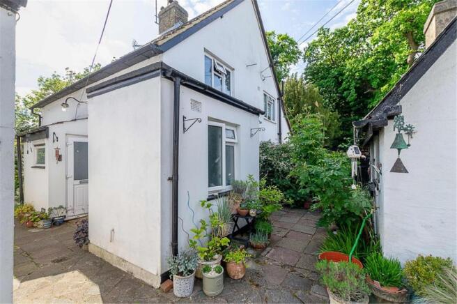 2 Bedroom Cottage For Sale In Meadow Hill Woodcote Grove