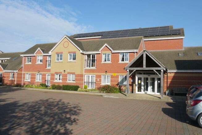 2 bedroom flat for sale in Watermead Court, Birstall, Leicester, LE4