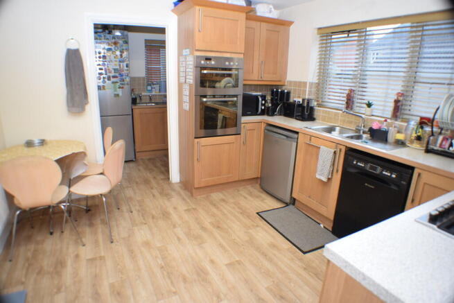 Kitchen / Breakfa...