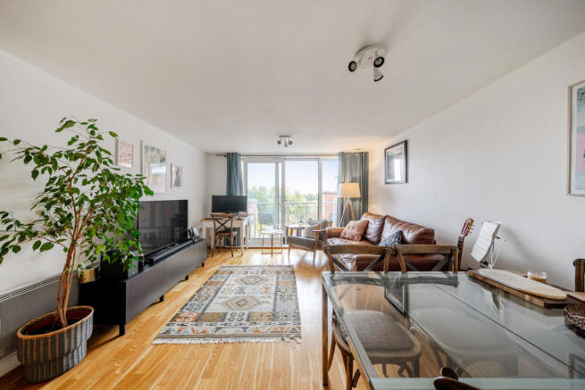 1373472-7-68ff5f4...