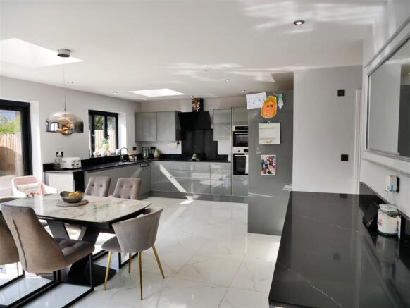 KITCHEN DINING AREA
