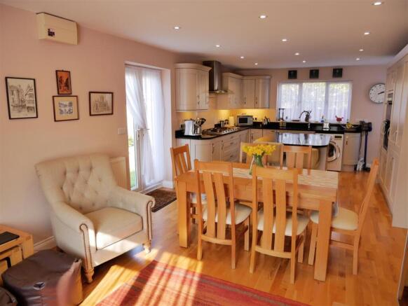 KITCHEN DINING FAMILY ROOM