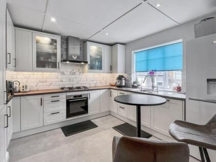 Queen Street - Immaculate and Characterful Interior